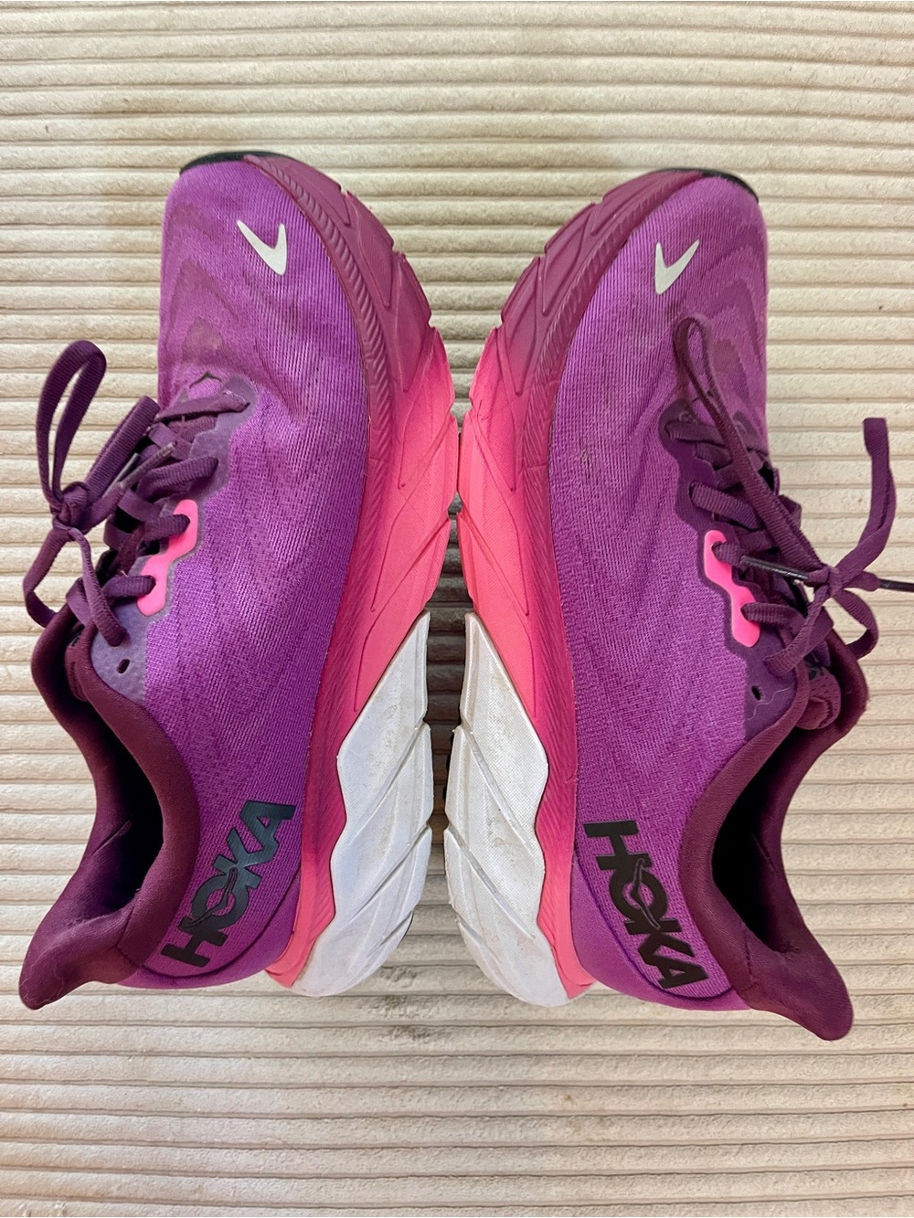Hoka Arahi 6 Grape Wine / Beauty Berry Pink Purple White size 7.5 Running Shoes